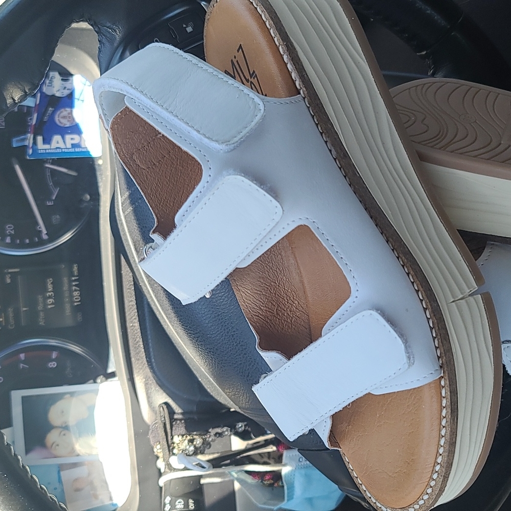 Wedge wide sandals Nwot